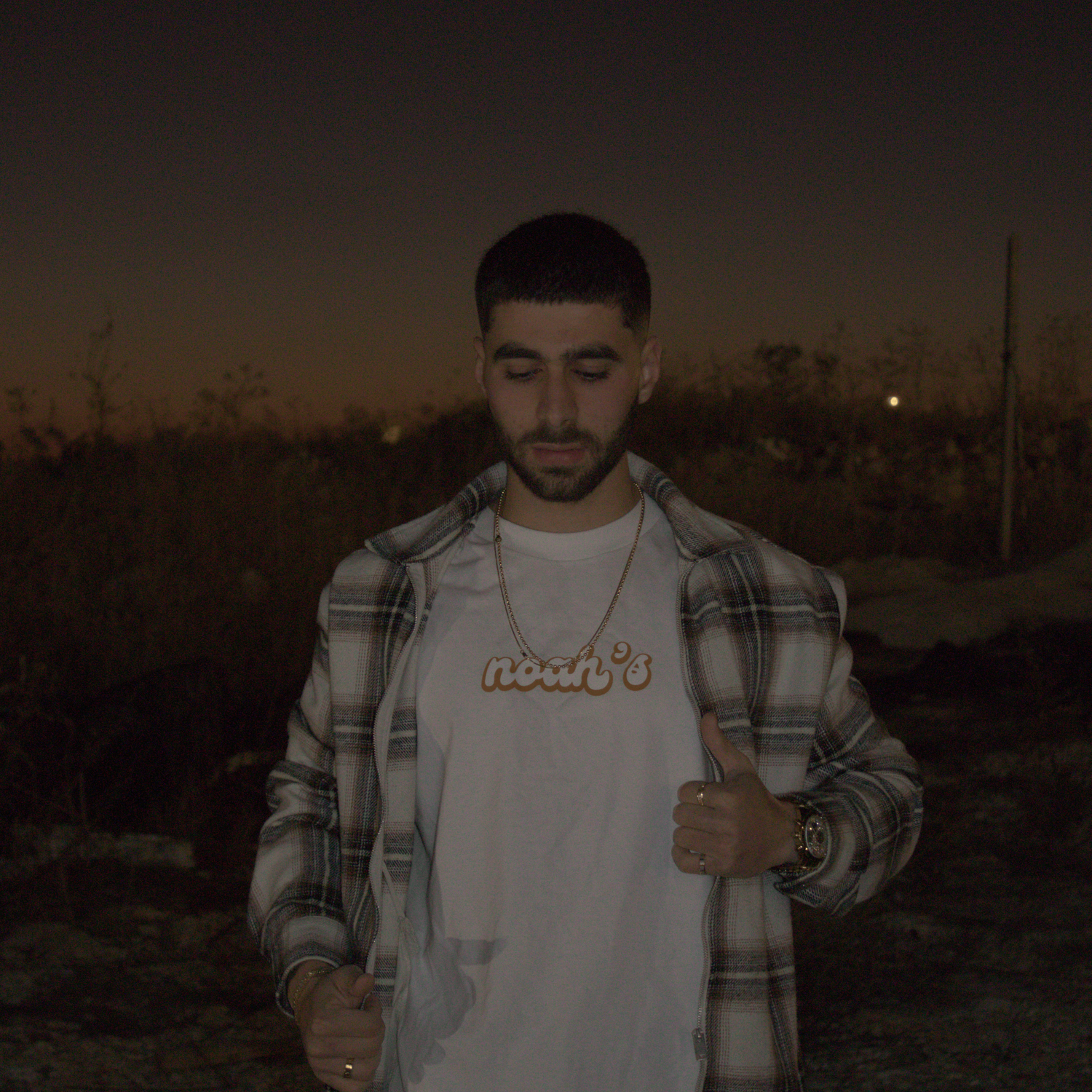 5 דרכים לשלב חולצות ייחודיות באאוטפיט היומיומי