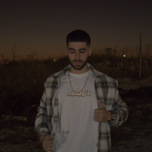 5 דרכים לשלב חולצות ייחודיות באאוטפיט היומיומי