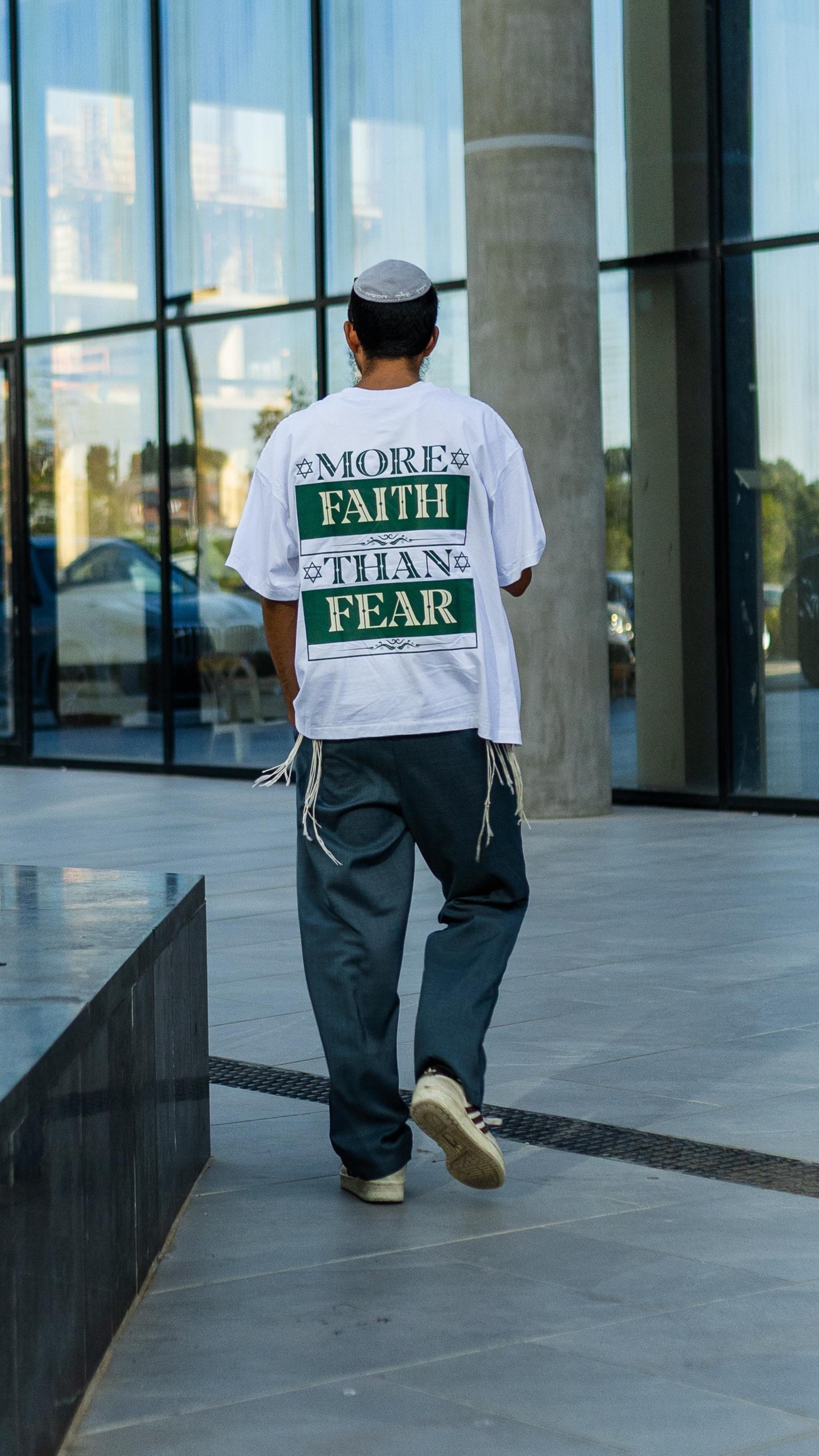 5 דרכים לשלב חולצות ייחודיות באאוטפיט היומיומי